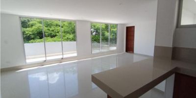 Venta de espectacular edificio esquinero en Ingenio 3, con cuatro inmuebles independientes en excelente estado. Lote de 287 m2 (frente 11.50 m y fondo 25 m). Frente a parques, ideal para inversión o vivienda multifamiliar.
Pisos 1 y 2: apartamento dúplex con amplia sala, comedor, cocina tipo americana, zona de oficios, cuarto de servicio con baño y cuatro parqueaderos. En el segundo nivel, sala de TV, estudio, habitación principal con balcón, vestier, doble clóset y baño con tina; además, tres habitaciones con clóset, baño completo y balcón con vista al parque.
Piso 3: dos apartamentos independientes, cada uno con balcón, sala-comedor, cocina con barra, zona de oficios, dos habitaciones con clóset y baño compartido.
Piso 4: penthouse con sala-comedor, cocina con barra, zona de oficios, dos habitaciones con clóset y baño compartido, habitación adicional, depósito, jacuzzi y terraza en L con hermosa vista. Entradas y servicios independientes. Tres parqueaderos en línea.
