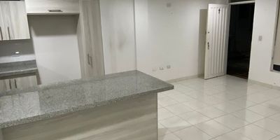 Se vende apartamento remodelado en Belmonte, primer piso. Cuenta con cocina integral amplia, sala comedor, 2 habitaciones con closet, 1 bano y zona de ropas. Excelente ubicacion cerca de centros comerciales, universidades, estadio y aeropuerto. Valor de venta 198000000 COP. Ideal para vivir o invertir. Agenda tu visita.