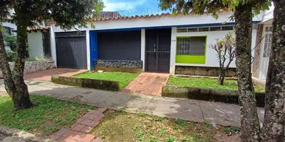 SE ARRIENDA CASA EN CONUCOS COMERCIAL CON 8 ALCOBAS O ESPACIOS PARA OFICINAS, CON 3 BAÑOS, PARQUEADERO Y COCINA, CUENTA CON PATIO.