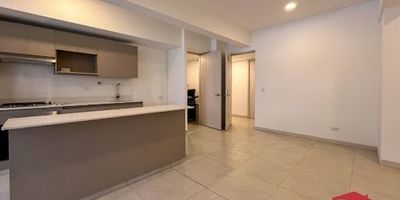 Apartamento en arriendo ubicado en Envigado cuenta con 115 m, ofreciendo un diseño moderno y funcional. Dispone de 3 habitaciones con closet y vestier, 2 baños cabinados, sala-comedor, cocina integral con barra americana, terraza. Además, doble parqueadero lineal y cuarto útil, brindando comodidad y practicidad en un entorno residencial. Está cerca a vías principales autopista sur y Avenida las Vegas, está cerca a Mcdonald's, centro comercial viva Envigado, el colombiano, además está cerca a estación del metro Envigado y estación Ayura, excelente ruta de transporte público.