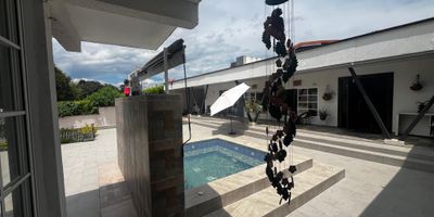 Casa campestre en venta en Combia, Pereira. Lote de 550 m2 y 340 m2 construidos. Cocina integral con estufa de induccion, campana con sensores y amplia alacena. Tiene 2 habitaciones auxiliares, habitacion principal con bano privado y vestier, otra habitacion independiente con closet, estudio grande, sala, comedor y sala de TV. Casa domotizada con persianas, jacuzzi con hidromasajes y calefaccion. Parqueadero cubierto para 2 carros y descubierto para 4. Valor sin amoblar 900000000 COP y amoblada 950000000 COP. Se acepta permuta.