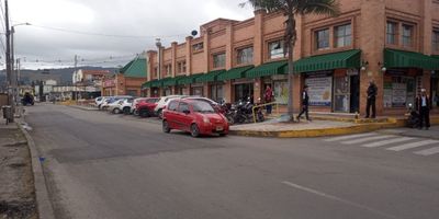 Excelente oficina de 100 mts, pisos de madera laminada,cuenta con 1 baño privado, cortinas, tiene un mezzanine  bastante ilumimado,  pisos en laminado, sala de reuniones, espacio para cocineta, bodega pequeña,  el edificio tiene batería de baños, ubicada en centro comercial  cerca al exito, pampaya y transito de chia. Transporte publico cercano