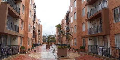 Cómodo  y Acogedor Apartamento,  área construida  75m2, cuenta con  3 habitaciones, 2  baños, sala comedor en el mismo  ambiente, cocina integral, zona de lavandería, estudio,  pisos en laminado, parqueadero cubierto  para 2 vehículos en línea, deposito,  el edificio tiene ascensor, zona para niños,  cancha de baloncesto, salón comunal, cerca de colegios, supermercados y transporte público.