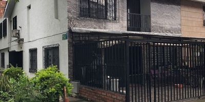 Apartamento en segundo piso. Consta de sala-comedor, cocina semi-integral y zona de oficios con instalación para lavadora.
baño social, 2 habitaciones con closet una con balcón, la principal con baño, estudio.
Cuenta con parqueadero para moto, Servicios públicos incluidos máximo para 3 personas.