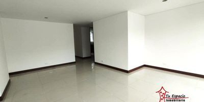 Apartamento en arriendo en Zúñiga, Envigado de 115 m2 aproximadamente, cuenta con 3 alcobas, 2 closets, 1 vestier, 2 baños, sala-comedor, cocina integral, barra americana, red de gas, zona de ropas, calentador, balcón y parqueadero.&nbsp;Edificio con zonas verdes, shut basuras, ascensor, parqueadero de visitantes y portería 24 horas.No dejes pasar esta oportunidad Cercanías:&nbsp;Avenida las Vegas, Mall la Frontera, Colegio la Salle de EnvigadoPara mayor información contáctame Melissa Salazar 3147757934
