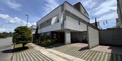 Casa disponible para venta en Rionegro; ubicada en el sector de Barro Blanco. Unifamiliar con un área construida de 200 mts2 y de lote 250 mts; tercer nivele distribuidos en salón comedor con doble altura, balcón, sala de TV, 3 alcobas; la alcoba principal con vestier, closet,balcon , en la alcoba auxiliar # 1,closet, 1 baño social , más baño auxiliar, cocina integral con barra, zona de ropas, red de gas, calentador, Cuenta con dos parqueaderos; uno doble cubierto y otro descubierto, cuarto útil, jardín interior con zona verde, mansarda con 34 mts.como tercera habitación , Unidad cerrada con portería 24 horas, rondero en toda la unidad, salón social, zonas verdes, gimnasio, cancha de futboll. Situada a 12 minutos el túnel de oriente y cerca a varias rutas de transporte público. La casa cuenta con espacios amplios e iluminados; ofreciendo un ambiente tranquilo y acogedor.