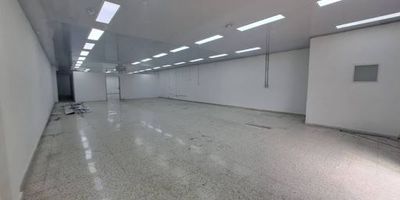 Local en renta sobre la Av. 30 de Agosto Pereira Te presentamos esta excelente oportunidad de negocio amplio local comercial de 300 m, ubicado en una de las avenidas más transitadas y estratégicas de la ciudad. Su diseño ofrece gran amplitud y profundidad, ideal para adaptar a diferentes tipos de actividades económicas. En la parte frontal cuenta con parqueadero para 2 o 3 vehículos, lo que facilita el acceso y comodidad para tus clientes. Uso de suelo mixto comercial o de servicios, lo que lo convierte en una opción versátil para oficinas, tiendas especializadas, salas de ventas, centros médicos, entre otros. MARCELA BOJACÁ