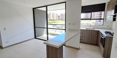 Apto para venta o arriendo, de 67 metros con 2 habitaciones ,salón comedor, balcón, cocina abierta con barra americana, zona de ropas, baño social, habitación auxiliar con closets, habitación principal con Vestier , baño, la unida cuenta con portería 24 horas ,piscina cubierta ,piscina descubierta, salón social, coworking, turco, sauna, cancha squash ,el parqueadero y cuarto útil queda en el mismo nivel del apto, portería 24 horas