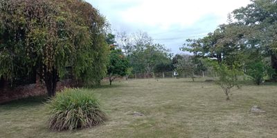 Se vende lote de 1.200 m2 en Arbelaéz, Cundinamarca, ubicado en la vereda La Mesa del Medio, contiguo al casco urbano y con acceso directo desde vía principal. Zona tranquila y en crecimiento, ideal para proyecto campestre o vivienda familiar.

El lote cuenta con disponibilidad de servicios públicos como agua, luz y gas. Incluye planos hidrosanitarios y eléctricos completos, diseño de espacios. Tiene un área de retroceso de 15 metros y está libre de restricciones legales o urbanísticas.

A solo 20 minutos de Fusagasugá.
Valor de venta $200.000.000
No permutas.

Una excelente oportunidad para invertir en un entorno natural con proyección y excelente ubicación.