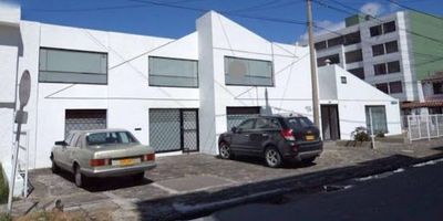 casa de 540m2 ,ideal para oficinas,áreas grandes, oficinas independientes, excelente iluminación natural . cerca a vías principales con alto flujo de transporte , rutas sitp y transmilenio 