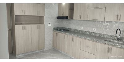 Se Arrienda Apartamento con Parqueadero de moto en Calasanz.

3 Piso. 

Área de 160 mts, consta de 3 alcobas cada una con closet, 2 baños, sala comedor, cocina integral con red de gas, biblioteca, balcón, patio,  pieza servicio+baño, piso en ceramica, parqueadero para moto.

 
