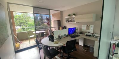 Oficina en venta en edificio empresarial, el cual cuenta con una ubicación estrategica y central, de fácil acceso y salida a vías principales, con conexión a rutas de transporte público y gran variedad de servicios complementarios del sector. Cuenta con piso en madera, 3 espacios, baño privado, cocineta, cableado de red, techo cielo raso, aire acondicionado central y parqueaderos cubiertos. El edificio cuenta con ascensor, auditorio, parking visitantes con costo, baños comunales, vigilancia y porteria 24 horas, citofonía y circuito cerrado de tv.inmuebles sujetos a verificacion de disponibilidad