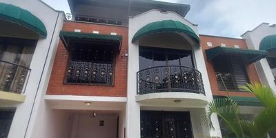 PRADOS DEL LIMONAR, CONJUNTO VILLACAMPESTRE DEL RIO II, CASA TRIPLANTAS, EXCELENTE UBICACION, AMPLIOS ESPACIOS. LA CASA CONSTA DE: PRIMER PISO: SALACOMEDOR, ESTADERO, COCINA INTEGRAL COMPLETA, PATIO DE MATAS, ZONA DE OFICIOS, CUARTO DE SERVICIO CON BAÑO, BAÑO SOCIAL.  SEGUNDO PISO: CUATRO (4) ALCOBAS CON CLOSETS, UNA CON BAÑO, BAÑO DE ALCOBAS, AIRES ACONDICIONADOS.  TERCER PISO: AMPLIA ALCOBA PRINCIPAL, CON ESTUDIO, BAÑO, BALCONES. EL CONJUNTO TIENE ZONAS VERDES, PISICINAS, SOLARIUM, ESTRATO 5, FACILIDAD DE TRANSPORTE.