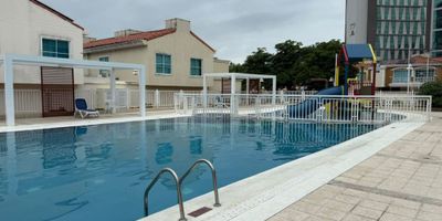 Descubre esta casa de 170 metros cuadrados distribuidos en 3 habitaciones, 3 baños, sala, comedor, cocina integral, baño social, estudio, cuarto de servicio con baño, area de labores, jardin, jardin interior, terraza, patio, salon social, aire acondicionado, cuenta con piscina, zona infantil, planta electrica, gimnasio, deposito y 2 parqueaderos disponibles, esta propiedad ofrece comodidad y amplitud para tu familia. No pierdas la oportunidad de vivir en este hogar. ¡Contáctanos ahora para más información y agenda una visita!