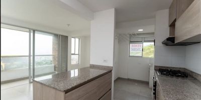 Moderno apartamento en venta en Calasanz de 77 m², ideal para disfrutar en familia. Cuenta con 3 cómodas habitaciones, 2 baños completos, cocina integral funcional, zona de ropas independiente y un acogedor balcón con espectacular vista panorámica a la ciudad. Incluye cuarto útil y parqueadero privado. Ubicado en unidad residencial completa con piscina, gimnasio, zonas verdes, juegos infantiles y vigilancia 24/7. Excelente iluminación natural, distribución eficiente y fácil acceso a transporte público, colegios y centros comerciales. Una opción perfecta para vivir con comodidad, seguridad y tranquilidad. ¡Contáctanos y agenda tu visita hoy mismo para conocer tu nuevo hogar!
