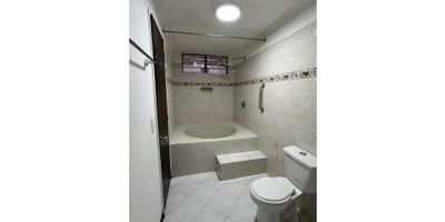 Casa en arriendo
Segundo piso
Sector las Mercedes
Sala Comedor
5 habitaciones
4 closet
2 baños con bañera
1 baño sencillo
3 patios
Cocina integral
Red de gas
Zona de ropa
Balcón
Piso en baldosa
Estrato 3
Área de 146 mts (Se puede utilizar para comercial)

Casa con buenas rutas de transporte, muy buena ubicación, cerca a la universidad medellin, supermercados, tiendas droguerias y mucho más.

Arrendamientos Panorama Belen 3471214
Asesor Comercial Johan Julio 3116695210
