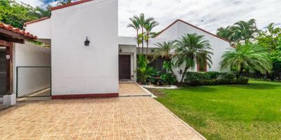 Excelente casa  en alquiler de un nivel, en condominio,   consta de sala, baño social,  comedor, sala adicional abierta, cocina integral, cuarto de almacenamiento y ropas, habitación empleada con baño , zona de oficios, patio de ropas ,terraza, tres habitaciones todas con baño y closet, habitación  principal con vestier y aire acondicionado, estudio con sonido de teatro en casa, kiosco para asados, con asador a gas, sonido, cocineta, piscina, jacuzzi, rodeado de arboles frutales, fuente de agua en la entrada principal, parqueadero para 6 vehículos , 2 cubierto, cuarto de herramienta, casa con sistema de seguridad, sector tranquilo, cerca al lago. valor incluido admon.