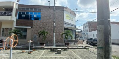 ¡Oportunidad de inversión! Se vende propiedad esquinera con excelente ubicación, anteriormente operada por una EPS, totalmente adecuada para servicios de salud o empresas del sector.

 Características principales:

16 consultorios amplios y funcionales
2 locales comerciales con accesos independientes
8 baños distribuidos en la propiedad
Cocina, cuarto de aseo y zonas de apoyo
Gradas de seguridad y accesos para personas con movilidad reducida ♿
Ubicación estratégica y de alta visibilidad

Genera una renta fija mensual de $15.000.000
Ideal para inversionistas que buscan propiedad con rentabilidad inmediata.

Uso recomendado: Clínica, IPS, centro médico, oficinas de salud, centros de bienestar o sede de entidades administrativas.