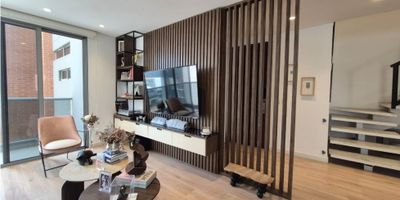 Descubre este elegante dúplex de 139 m² en el prestigioso sector de Riomar, diseñado para quienes valoran el confort y el estilo. Cuenta con 3 alcobas, 2 baños completos + baño social, sala y comedor independientes, cocina tipo americana, y un acogedor balcón para disfrutar de la brisa barranquillera. Incluye cuarto y baño de servicio, clóset de linos, 2 parqueaderos y depósito. Vive rodeado de amenidades como piscina, salón social, parque infantil y planta eléctrica de suplencia total. Una joya arquitectónica que combina funcionalidad y sofisticación en una ubicación privilegiada
