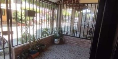 Casa bifamiliar en venta, barrio el sembrador Palmira Valle.

Cada de dos pisos independientes, con dos habitaciones amplías en cada piso. Una cocina amplia y equipada por piso, un baño para cada piso, cada apartamento tiene zona de sala y comedor, patio de ropas.

La casa se encuentra en perfectas condiciones, antejardín cubierto con reja de seguridad, escaleras internas , balcón para el segundo piso.

Excelente ubicación, cerca de parques , supermercados.

Valor $220.000.000

Información 31.5.331.959.2 