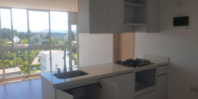 Apartaestudio en ARRIENDO de 1 habitación con vestier y baño, 2 baños, sala comedor, cocina integral, zona de ropas, parqueadero y cuarto útil.