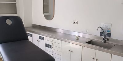 Descubre este exclusivo consultorio ubicado en una zona privilegiada de la ciudad. Con 50 metros cuadrados, 1 baño y 1 parqueadero, este espacio es ideal para profesionales en busca de un ambiente elegante y funcional. Con una distribución inteligente y acabados de alta calidad, este consultorio ofrece un ambiente acogedor y profesional para atender a tus clientes. No pierdas la oportunidad de establecer tu negocio en este lugar único. ¡Contáctanos para más información!