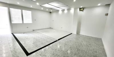 Muy iluminada, remodelada, vigilancia 24 horas. ubicada en segundo piso sin ascensor, cerca a transmilenio, vias con muy buen acceso. Cerca a la pepe sierra y a la autopista norte y a la 19. 

La oficina no tiene parqueadero pero se puede rentar en El parqueadero es publico que esta ahi mismo y se paga adicional por mensualidades o por hora/fracción,

 

Valor incluye administracion. 
