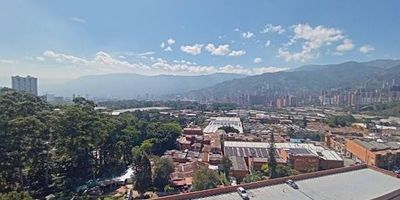 Arriendo apartamento en La Estrella, Sector poblado del sur, 63 mts, tres alcobas con closet,  dos baños, sala comedor, amplio balcón con hermosa vista, cocina integral, zona de ropas y parqueadero. Conjunto cerrado, Portería 24 horas, piscina, gimnasio, salón social, zonas verdes y juegos infantiles.