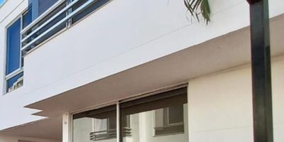 Excelente casa de dos piso para vivienda ubicada en el norte de la ciudad de Neiva. Perfecto para la vivienda por la comodidad y por su estratégica ubicación.
Consta de

3 habitaciones  con closet
3 baños 
sala comedor
cocina integral
zona lavanderia
zona social
parqueadero de carro