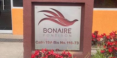 Espectacular apartamento en venta en el conjunto Bonaire Club Residencial, zona residencial con importantes vías de acceso como la calle 13, avenida Centenario, avenida Ciudad de Cali. Cerca a supermercados Zona Franca a pocos minutos encuentras la universidad Agustiniana. El apartamento tiene una área construida de 39.31m2, consta de sala comedor 2 habitaciones con closet, 2 baños, patio de ropas, cocina semintegral, parqueadero comunal, el conjunto tendrá piscina, gimnasio, en tiempo aproximado de un año. Información adicional por favor contáctenos al email yamile.cifuentesinmobiliariabogota.com o al teléfono 3172599778. El equipo inmobiliaria Bogota esta comprometido a brindar una experiencia de vida excepcional.