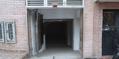  Se arrienda un versátil local comercial o bodega en el vibrante sector de Barrio Cristóbal, ideal para potenciar su negocio. Con una generosa área de 120 m aproximadamente, este espacio ofrece una distribución inteligente que incluye un cuarto cerrado para mayor privacidad o almacenamiento, un baño completo y una práctica cocineta, facilitando las operaciones diarias. La propiedad cuenta con instalaciones eléctricas de 110V y 220V, garantizando la capacidad para diversas necesidades. Ubicado estratégicamente en sótano, este inmueble representa una excelente oportunidad para emprendedores y empresas que buscan un espacio funcional y bien conectado. Contacto 1417-4412. . 