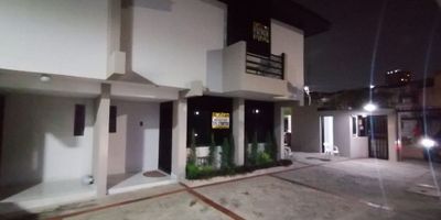 Casa en alquiler ubicada en el exclusivo sector de Riomar, en el conjunto residencial Jardines de Tivoli, Barranquilla. Con un área construida de 102 m² distribuidos en dos niveles, esta propiedad ofrece en el segundo piso tres habitaciones con clóset, la principal con baño privado y un baño auxiliar para las habitaciones secundarias. En el primer piso se encuentra la zona social con sala-comedor, baño social, cocina abierta, bodega y patio. Además, cuenta con garaje frente a la casa y jardín, brindando comodidad y funcionalidad en un entorno residencial tranquilo y bien ubicado.