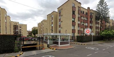 Encantador Apartamento en arriendo ubicado en el sector de  IBERIA - Colina, segundo piso vista interior, con un área construida de 98 m2 , con excelente ubicación cerca de avenidas principales como son Av. Boyacá, Calle 138, Av. las villas, otras. Con facilidad al transporte público cerca, zonas comerciales, zonas verdes, colegios y sitios de interés. Cuenta con una muy buena iluminación natural, 3 habitaciones con closet, principal con baño, un baño adicional para alcobas y visitas, sala comedor con chimenea, estudio, cocina integral independiente junto con  zona de ropas, 1 parqueadero cubierto independiente. El edificio cuenta con ascensor con paradas en piso impar. Zonas comunes: GYM, salón social, parque infantil, bicicletero, parqueadero cubierto. Cod: 4665