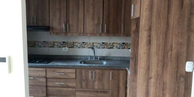 Moderno apartamento que te ofrece comodidad y funcionalidad, con dos (2) alcobas con closet, sala comedor con excelente iluminación natural, cocina integral con acabados contemporáneos, dos (2) baños, pisos en cerámica que aportan frescura y una práctica zona de ropas. Ideal para quienes buscan confort en un espacio bien distribuido. ¡Invierte con seguridad en tu nuevo hogar junto a La Fontana Soluciones Inmobiliarias! 
 
Código inmo: 14885 Manizales, Caldas. 
