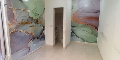 Se ALQUILA local comercial de 11 m² en el Centro Comercial Colón Plaza, estratégicamente ubicado en el norte de Cali, una zona de alto flujo peatonal y vehicular. El local cuenta con baño privado y servicios independientes (agua y energía), lo que brinda mayor comodidad y control para tu operación.

Ideal para emprendimientos o negocios como venta de accesorios, tecnología, perfumería, barberías boutique, servicios financieros, puntos de recaudo o atención al cliente. Una excelente oportunidad para posicionar tu marca. Para mas informacion 310 696 2994