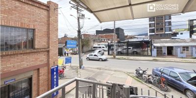 ? ¡Tu negocio en el mejor punto de Chía!
? Locales u oficinas disponibles sobre la vía principal – Carrera 13, a pasos del Terminal de Transportes

Aprovecha esta oportunidad de ubicarte en una zona de alto flujo peatonal y vehicular. Perfectos para oficinas, consultorios, academias o servicios especializados.

? 4 espacios disponibles en segundo piso:
• 29.47 m²
• 27.66 m²
• 20.62 m²
• 16.3 m²

? Piso en porcelanato
?️ Vista exterior e interior
? Punto de luz y agua
? Baños comunales
? Sin pago de administración

? Ubicación estratégica: sobre la Cra 13, zona comercial activa cerca al terminal de transportes de Chía.

? Contáctanos hoy y agenda tu visita
