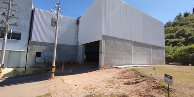 Excelente oportunidad de inversion en Guarne! Se arrienda amplia bodega ubicada en la vereda La Mosquita, sobre la autopista Medellin-Bogota, dentro del consolidado Parque Empresarial Elite 2. Esta bodega de gran formato ofrece todas las condiciones ideales para operaciones logisticas o industriales de alto nivel. Cuenta con muelle de carga, puerta camion y una resistencia de piso de 5 toneladas por metro cuadrado, lo que permite el manejo de maquinaria pesada y alto volumen de almacenamiento. Ademas, dispone de energia industrial con capacidad de 75 kW, ideal para procesos productivos exigentes. Su estrategica ubicacion sobre via principal garantiza excelente conectividad y facil acceso para transporte pesado. LA BODEGA SE ENTREGA  100%TERMINADA Un espacio disenado para potenciar el crecimiento de tu empresa en una zona de alto desarrollo industrial!
