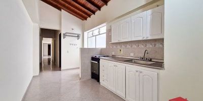 Apartamento en arriendo ubicado en Envigado, barrio La Paz, con buenos espacios y buena iluminación. Consta de 3 habitaciones con clóset , baños cabinados, sala-comedor, cocina integral, zona de ropas y balcón. Situado en una zona residencial tranquila, al lado del colegio La Paz y cerca de la cancha sintética San Lorenzo, supermercados, tiendas y restaurantes. Próximo a la vía principal Avenida Poblado, con excelente acceso a rutas de transporte público.