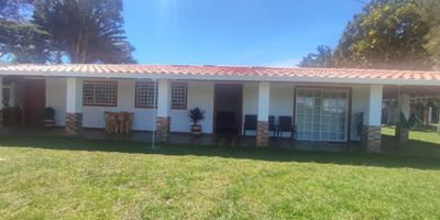  Apartaestudio amoblado en arriendo en  Vereda las Mercedes- Vía marinilla - Santuario.
Cuenta con habitación amoblada, baño completo con iluminación natural, sala comedor con sofá y tv, cocina semi integral con campana extractora, nevera. 
*Derecho a usar zonas comunes( corredores , hamacas, kiosko, lavandería 1 día a la semana)
*Servicios públicos incluidos e internet. 
* Servicio de limpieza interna cada 15 días. 
*Parqueadero descubierto.
(No incluye utensilios, ni lencerias de cama) 
Máximo 2 personas, no nińos,no mascotas.
Contrato mínimo por 3 meses. 
Servicios agregados:
*Doctor en casa 24/7 a domicilio 
*Peluquería y barbería a domicilio 
*Supermercado a domicilio 
*Transporte público 24/7.
Ubicada a 6 minutos de la Autopista.
 
