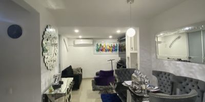 Vendo casa en valle del Lili 
3 pisos 
98Mts de privada
92Mtw de construida 

3 habitaciones 
3 baños 
Salacomedor 
Cocina 
Zona de oficios 
Parqueadero propio
Admón: 436.000
Valle: 370 millones negociables