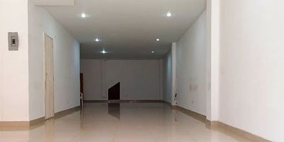 Este local comercial de 100 m², ubicado en una zona altamente central de Itagüí, ofrece una excelente oportunidad para negocios que buscan visibilidad y fácil acceso. Su ubicación estratégica sobre una vía principal garantiza un flujo constante de personas y vehículos, lo que favorece la exposición de marca y la afluencia de clientes. Cuenta con baño privado, y su distribución abierta permite adaptarlo a diversos usos comerciales o institucionales. Además, la zona dispone de amplias opciones de transporte público, incluyendo rutas que conectan con el sistema metro y otros sectores del Valle de Aburrá, lo que facilita la movilidad tanto para clientes como para colaboradores. Es una opción ideal para emprendedores que buscan funcionalidad, ubicación y conectividad en un entorno urbano activo.
