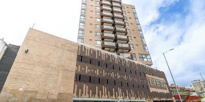 Espectacular aparta-estudio, en Chapinero, en el edificio LIFE 72, con una ubicación ideal para disfrutar en un sector exclusivo de la ciudad. El aparta-estudio cuenta con dos espacios, excelentes y modernos acabados, gran iluminación natural, posee una excelente distribución de cocina integral tipo Americano, sala-comedor,  una alcoba con closet, balcón donde podrá apreciar los amaneceres de la ciudad, un  baño y zona de lavado independiente, el edificio contara con zonas comunes como, dos modernos gimnasios, salón multimedia, dos salón de juegos uno para niños y otro para adultos, zonas BBQ, zona de bar, senderos ecológicos y parque para mascotas.   Cualquier información adicional contáctenos al número 3143647952 o al correo electrónico maritza.suarezinmobiliariabogota.com. El equipo de Inmobiliaria Bogotá está comprometido a brindar una experiencia de vida excepcional para nuestros clientes desde el momento en que se unen a nuestra comunidad.                                       