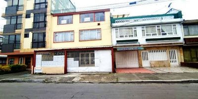 Acogedor apartamento En Santa Isabel Tercer piso con una ubicación ideal para disfrutar con la familia, cerca del sector residencial, cerca de la estación de santa Isabel de almacenes de cadena de Colsubsidio y estaciones de alimentadores El apartamento cuenta con amplios espacios y con gran iluminación natural, cocina semi -integral con estufa a gas, sala, comedor. Posee una excelente distribución de una alcoba, con closet y un baño. Cualquier información adicional contáctenos al correo electrónico yolanda.paradainmobiliariabogota.com o al teléfono 3176478048. El equipo de Inmobiliaria Bogotá está comprometido a brindar una experiencia de vida excepcional para nuestros clientes desde el momento en que se unen a nuestra comunidad. experiencia de vida excepcional para nuestros clientes desde el momento en que se unen a nuestra comunidad.