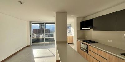 Te presentamos este excelente apartamento en arriendo, ubicado en el sector de Ciudad del Río, una de las zonas más vibrantes y completas de Medellín. El inmueble cuenta con 75m2, distribuidos en 2 cómodas habitaciones, 3 baños, sala comedor con balcón, y una cocina abierta moderna con acabados de alta calidad. Además, incluye parqueadero y cuarto útil. Hace parte de una urbanización cerrada con completas zonas comunes y una ubicación privilegiada, muy cerca de museos, parques, restaurantes, supermercados y con excelentes vías de acceso.
