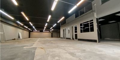 Bodega en Arriendo – 470 m² | Zona Industrial de Villavicencio
Funcional, amplia y lista para operar

Excelente bodega ubicada en una de las zonas industriales más dinámicas de Villavicencio, ideal para almacenamiento, producción o logística.

Características del inmueble:


 
 Área total construida: 470 m²
 
 
 Área libre a doble altura: 400 m²
 
 
 Área administrativa: 70 m²
 
 
 Energía eléctrica: Trifásica y monofásica
 
 
 3 baños
 
 
 Cocineta
 
 
 Cuarto de depósito o archivo
 
 
 Aires acondicionados instalados en el área administrativa
 
 
 Portón amplio para cargue y descargue de mercancías
 


Ubicada en sector industrial con excelente acceso vehicular, ideal para operaciones de empresas logísticas, manufactureras o de distribución.

Contáctanos para más información o agendar tu visita. ¡Oportunidad lista para operar!
