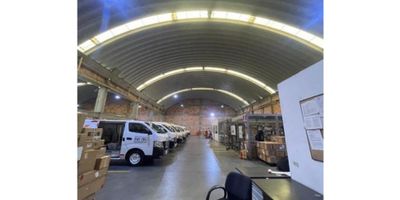 Bodega en Arriendo en Engativá

Área Total Construida: 1.248 m²
Lote: 20 metros de frente x 43 metros de fondo

Distribución de Espacios:


 Piso 1: Área de bodega de 720 m² + 140 + 120 Ofc. (ideal para almacenamiento y operaciones logísticas)
 Piso 2: Área de oficinas de 120 m²
 Piso 3: Área adicional de oficinas de 120 m²


Características Adicionales:


 Pisos de alta resistencia, adecuados para soportar cargas pesadas
 Excelente ubicación, fácil acceso a vías principales y transporte
 Carga eléctrica disponible de 40 KVA, adecuada para operaciones industriales y comerciales
 Seguridad privada 24/7, brindando tranquilidad y protección constante


Esta bodega ofrece un espacio versátil que combina áreas de almacenamiento con oficinas, adaptándose a las necesidades de diferentes tipos de negocios. Además, su estratégica ubicación y características de infraestructura hacen de este inmueble una opción ideal para empresas en crecimiento.
