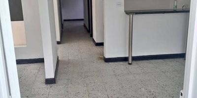 ¡Oportunidad de negocio! Casa de dos pisos totalmente independientes, ubicada en el barrio El Vallado. Ideal para inversión o para vivir y generar renta. Primer piso: garaje, sala-comedor, cocina, baño, tres habitaciones y patio. Segundo piso: acceso independiente, balcón, sala, comedor, cocina, baño, tres habitaciones y patio. Propiedad totalmente terminada, con todos sus acabados y servicios independientes. ¡No dejes pasar esta excelente oportunidad de inversión!