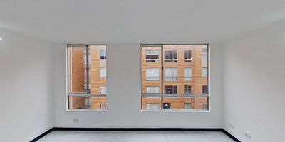 Apartamento ubicado en el conjunto residencial Azahar, dentro de Ciudad Verde, Soacha. Ideal para quienes buscan comodidad, buena distribución y excelente iluminación en un entorno seguro y tranquilo.

Características del inmueble:


 
 Área construida de 59 m²
 
 
 3 habitaciones con iluminación natural
 
 
 2 baños
 
 
 Cocina integral
 
 
 Zona de lavado independiente
 
 
 Buena entrada de luz natural en todos los espacios
 
 
 Estrato 3
 


Características del conjunto:


 
 Conjunto cerrado
 
 
 Vigilancia y seguridad
 
 
 Ubicación estratégica dentro de Ciudad Verde, con cercanía a comercio, transporte público y zonas verdes
 


Perfecto para vivir o invertir en uno de los sectores con mayor crecimiento residencial en Soacha.
