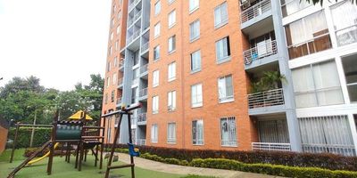 Disfruta de este apartamento en el sector de mayor valorización al sur de Cali,  fresco e iluminado de 60 m² en el exclusivo barrio Valle del Lili. Ubicado en un segundo piso con ascensor, este inmueble se destaca por su buena, cocina integral, sala-comedor, y un balcón con vista interna, cuenta con dos habitaciones,  principal con vestier y baño privado, y la flexibilidad de una sala de TV que puede transformarse en una tercera habitación.

El conjunto es muy tranquilo y seguro, cuenta parqueadero comunitario y sus zonas sociales, ofrece piscina para adultos y niños, salón social, zona de juegos infantiles y vigilancia privada. Aprovecha esta oportunidad única de vivir en un sector de alta valorización. Contáctanos y agenda tu visita para que conozcas tu próximo hogar.