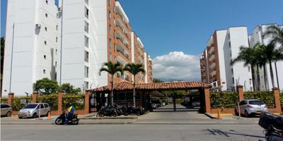 VENDO APARTAMENTO EN BOCHALEMA

PRECIO: $350&#39;000.000

DETALLES

- Área: 85 m²

- Piso: 8vo

- 3 alcobas con mega closets y acabados de lujo

- Alcoba principal con:

- Walk-in closet

- Baño privado

- Balcón esquinero con vista panorámica

- Segundo baño completo con acabados de alta calidad

- Estudio para trabajar o leer

- Sala y comedor con balcón y vista excepcional

- Cocina integral con equipamiento moderno

- Zona de ropas y cuarto de linos

- Parqueadero cubierto en sótano

AMENIDADES EXCLUSIVAS

- Piscina para relajarse

- Gimnasio equipado

- Parque para niños

- Amplias zonas verdes para disfrutar

- Baño turco para relajación y bienestar

- Vías de acceso rápidas y seguras

- Excelente transporte público

UBICACIÓN PRIVILEGIADA

- Cerca de:

- Colegios y universidades (UAO)

- Bochalema Plaza

- Tru by Hilton

- Body Fit

- Starbucks

- Mercar

- Otros servicios y comercios

VENTAJAS

- Apto desocupado, listo para mudarse

- Entrega inmediata

- Excelente admón

AC
